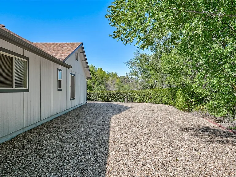 379 Badger Ct — Photo 33
