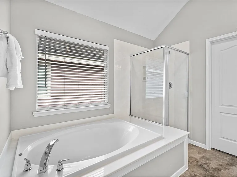 12719 Hart Hollow Ln — Photo 23