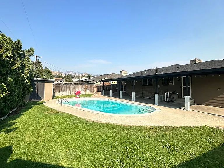709 Schons Pl — Photo 23