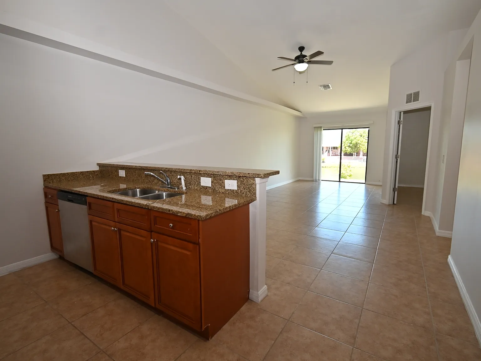 613 Southeast 14th Street — Photo 3