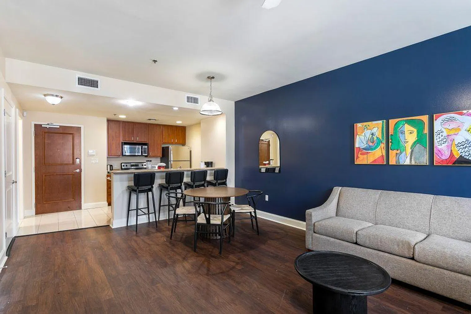 1 bed, 2.0 bath, 1033 sqft, $5,324 — Photo 2