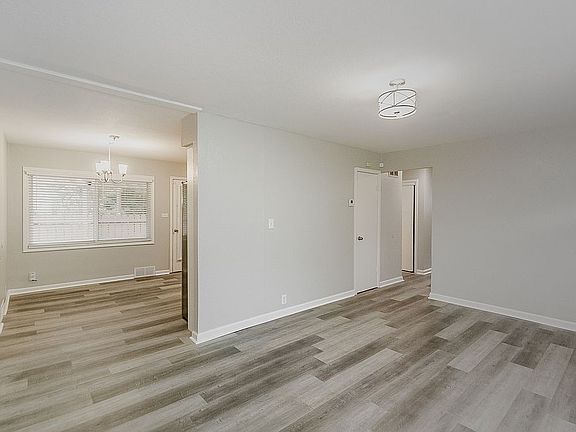 4th image of 11210 Crystal Ave