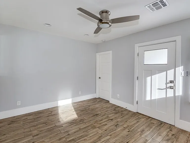 517-523 W Roosevelt St — Photo 10