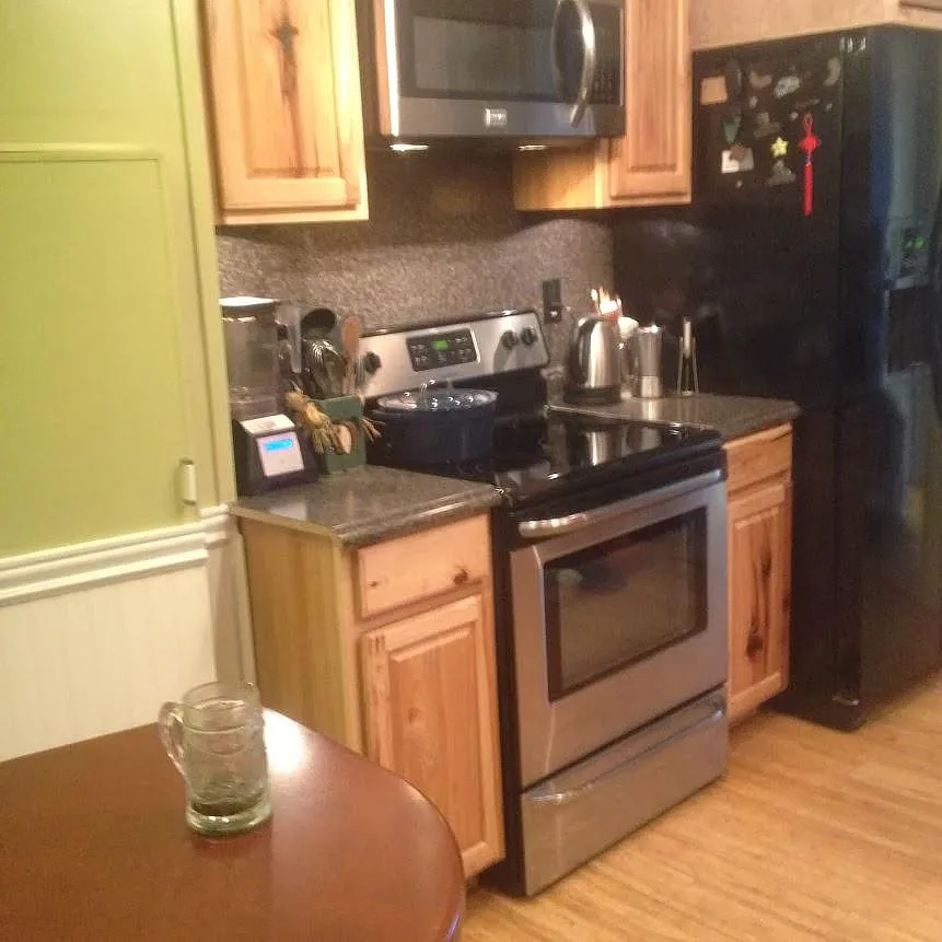 3 bed, 1.5 bath, 940 sqft, $2,260 — Photo 3