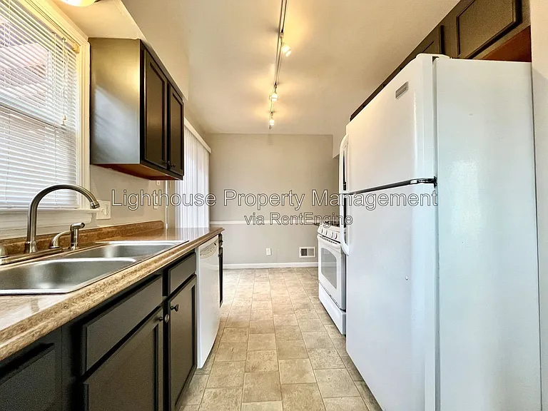 809 Eastern Ave NE — Photo 1
