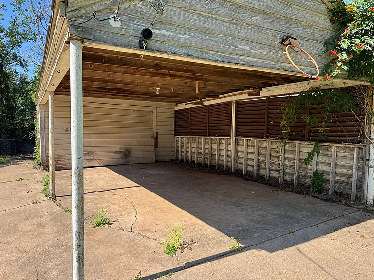 2137 Avenue J — Photo 25