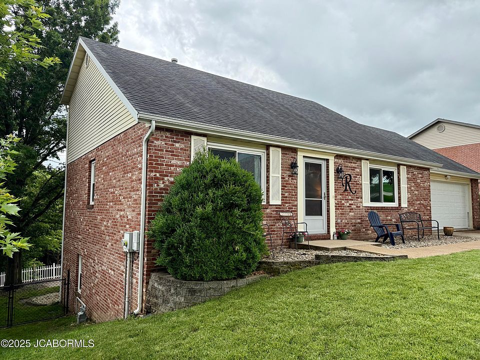 1st image of 2411 Courtyard Dr