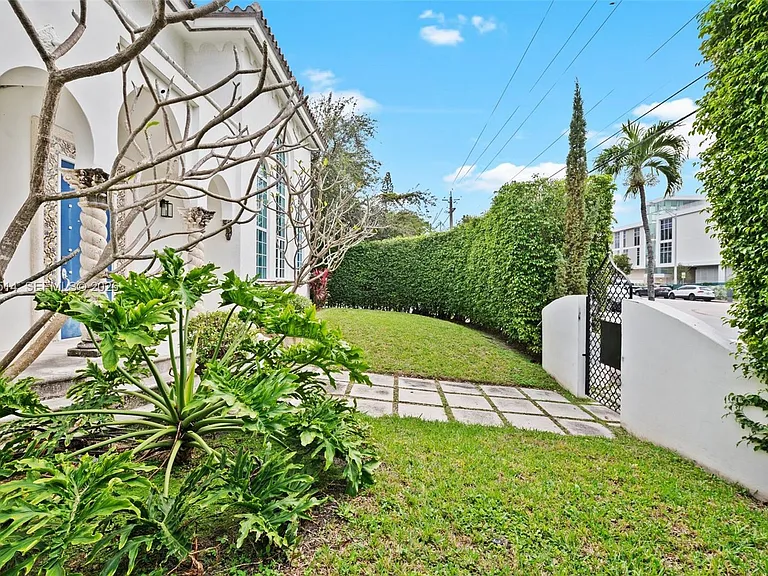 2501 Pine Tree Dr — Photo 47