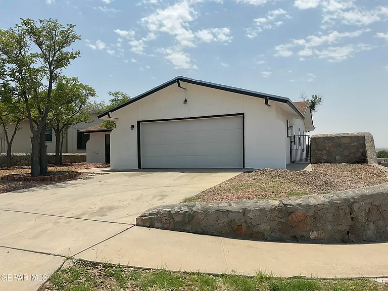 335 Flynn Dr — Photo 2
