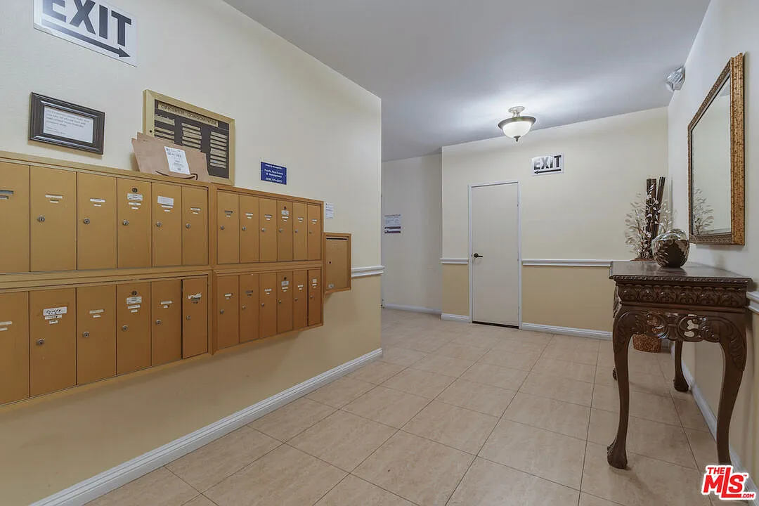 2 bed, 2.5 bath, 1954 sqft, $4,800 — Photo 3