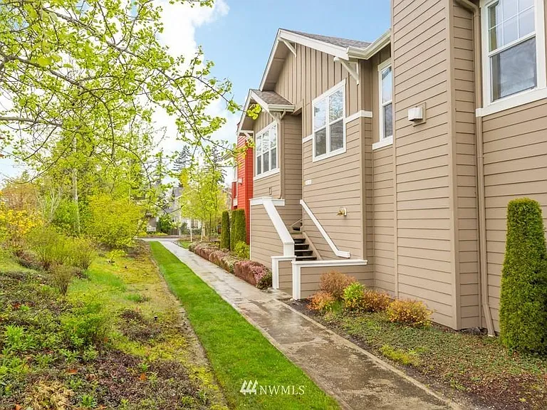 22621 NE Alder Crest Dr — Photo 2