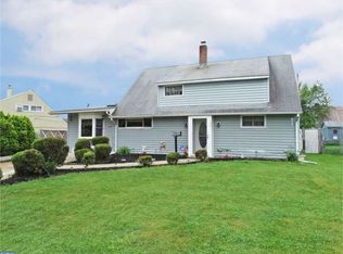 155 Goldenridge Dr, Levittown, PA 19057