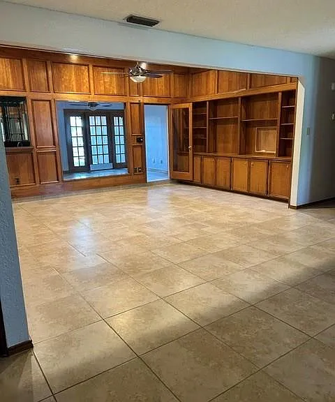 101 E Wisteria Ave — Photo 2