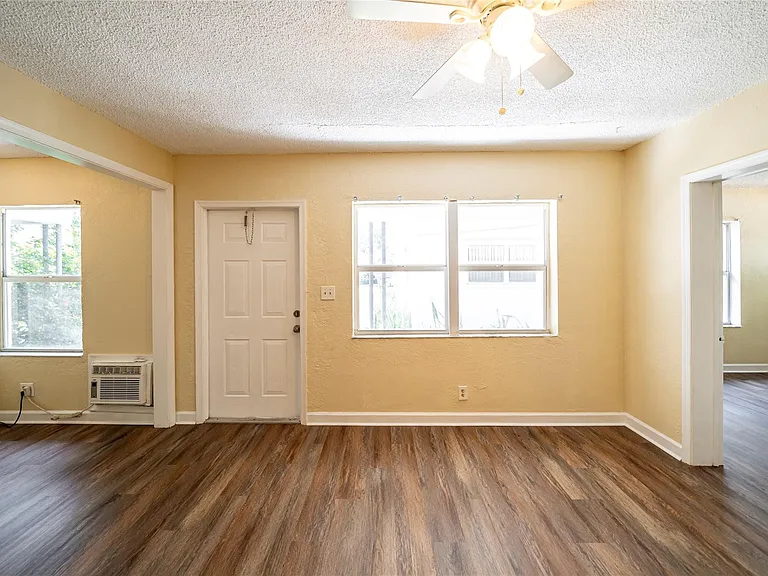115 NE 4th St #3 — Photo 2