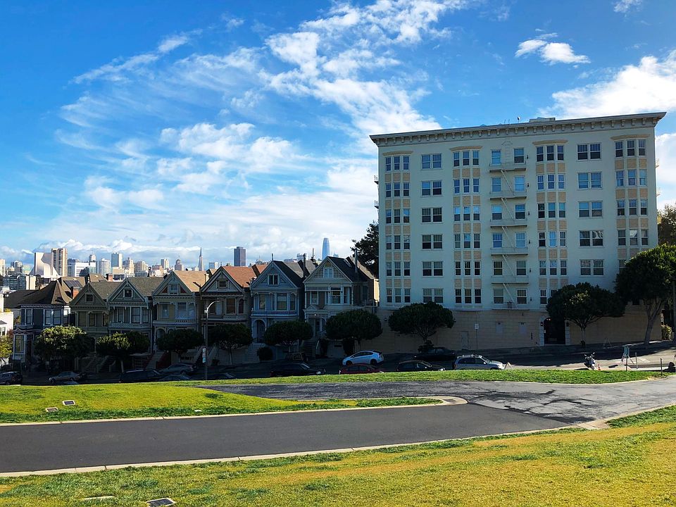 TALK ABOUT LOCATION, LOCATION, LOCATION! LIVE NEXT DOOR TO THE "PAINTED LADIES" & ACROSS FROM ALAMO SQUARE PARK!