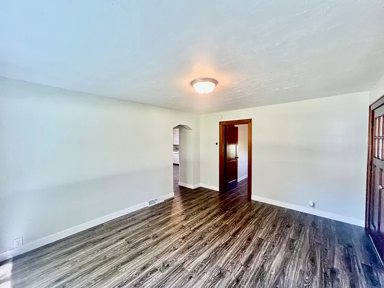 1032 N Rapids Rd — Photo 12