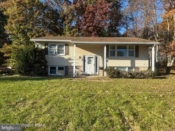 2214 Wallace St, Stroudsburg, PA 18360