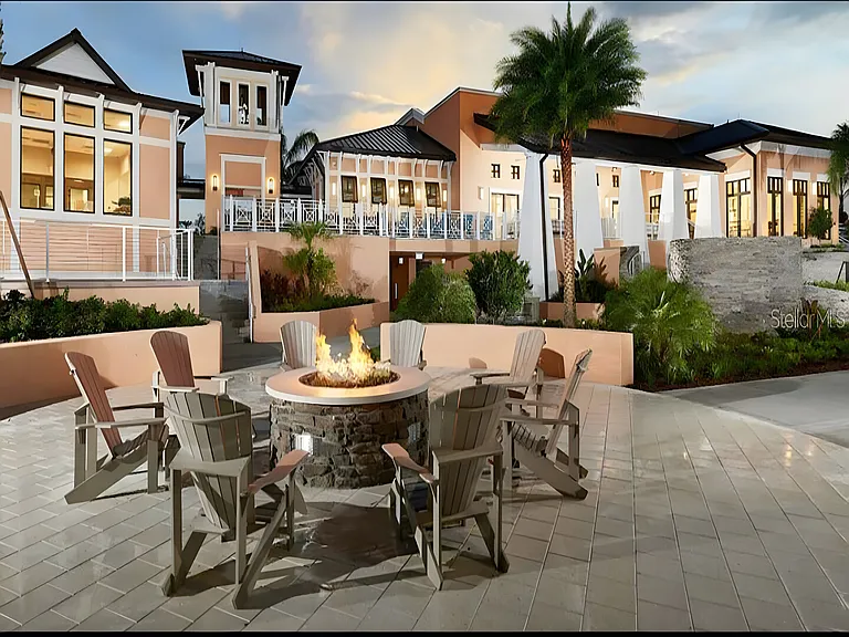 Tropical Palms Cir — Photo 25