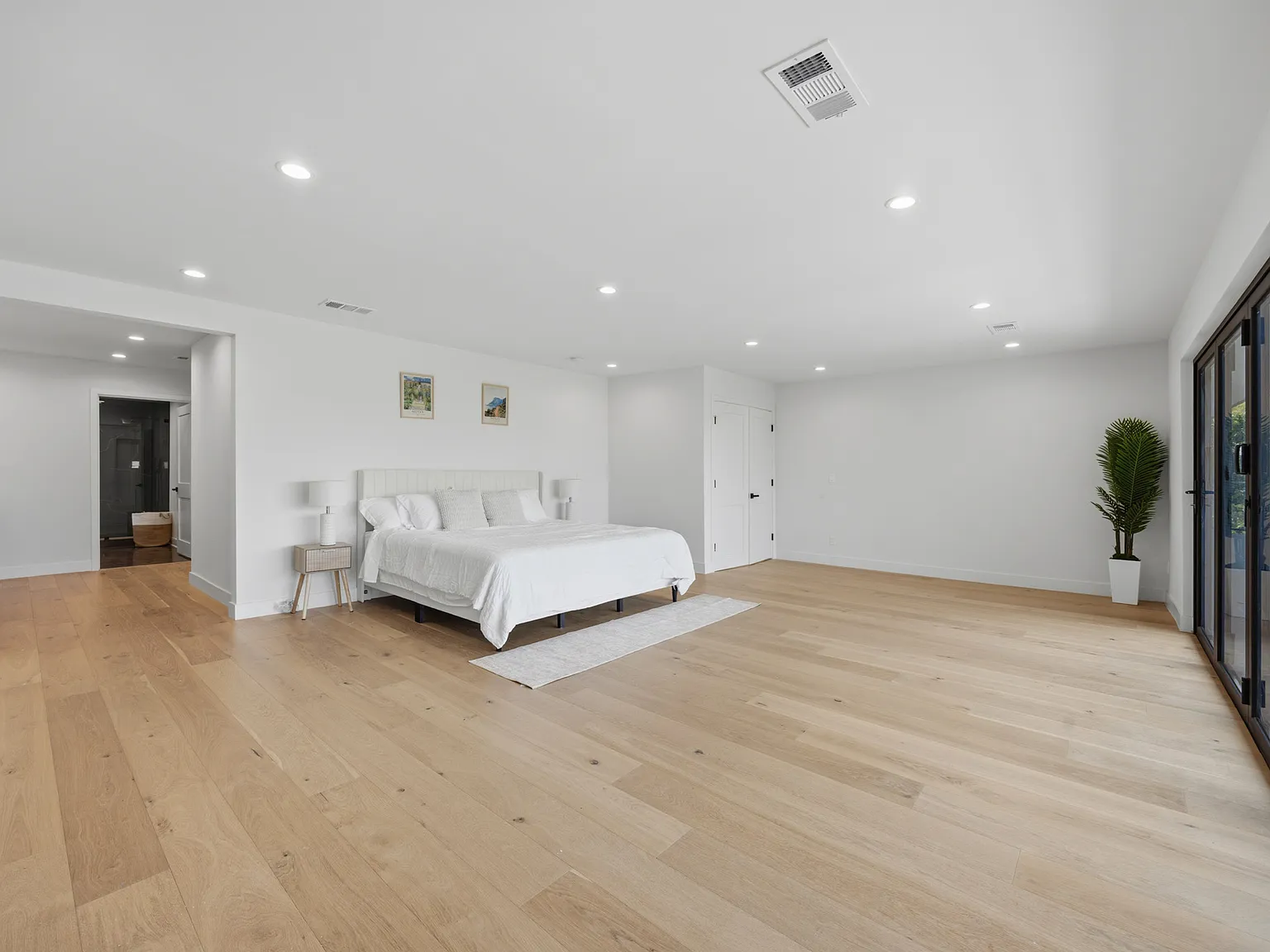 6 bed, 4652 sqft, $25,000 — Photo 2