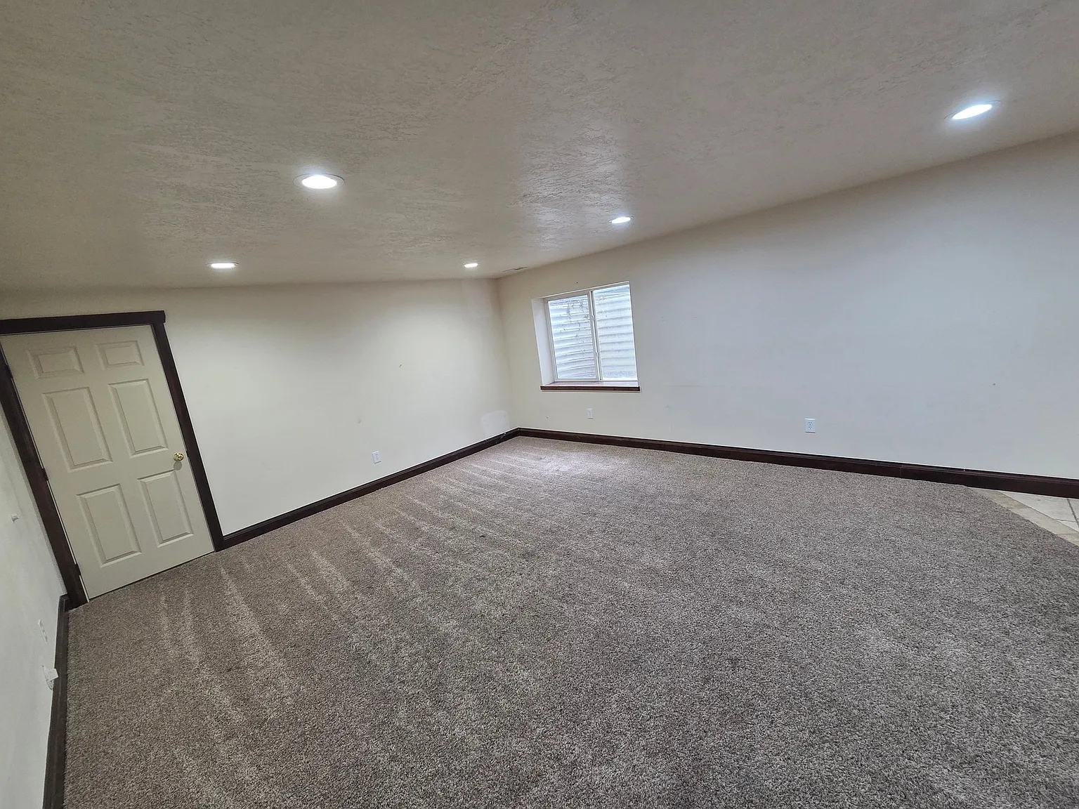 Spacious 3 Bed/2 Bath basement apartment in Highland — Photo 3