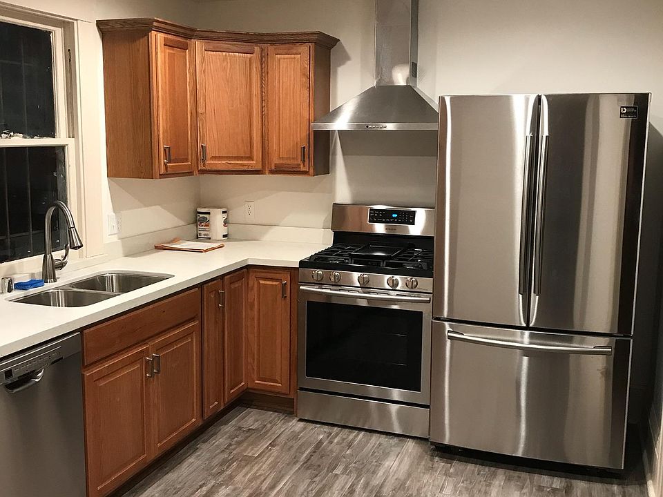Remodeled Kitchen with Gas Stove & Oven, Full size Refrigerator/Freezer, dishwasher, ample cabinets space