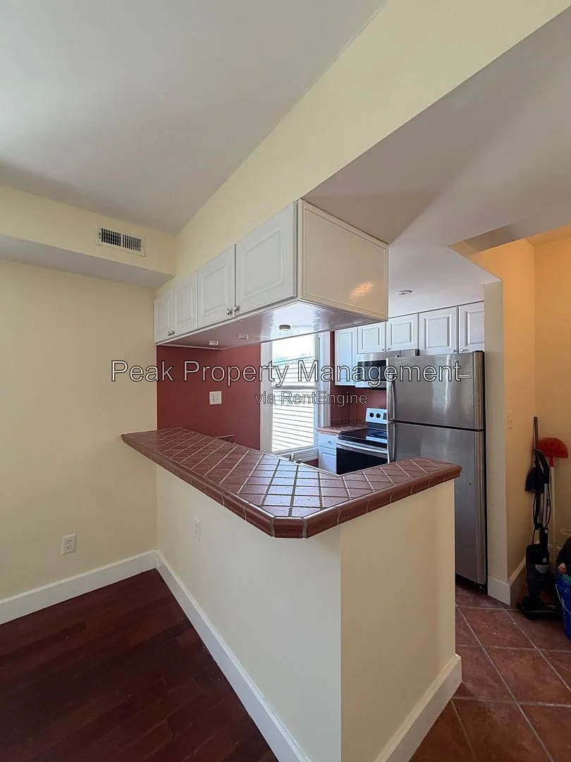 2 bed, 1.0 bath, 902 sqft, $1,400 — Photo 4