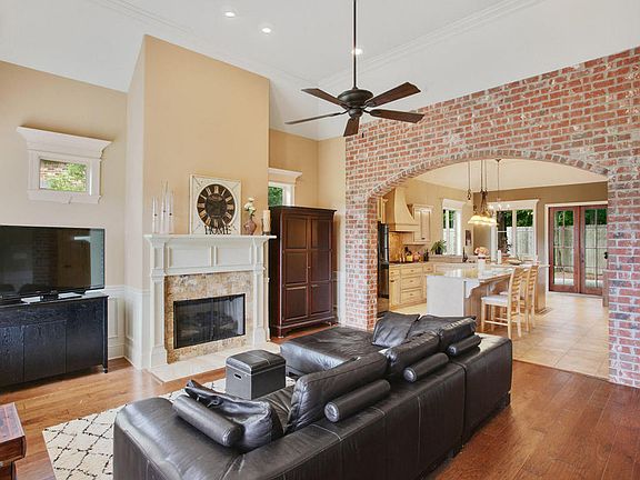 5th image of 210 La Villa Cir