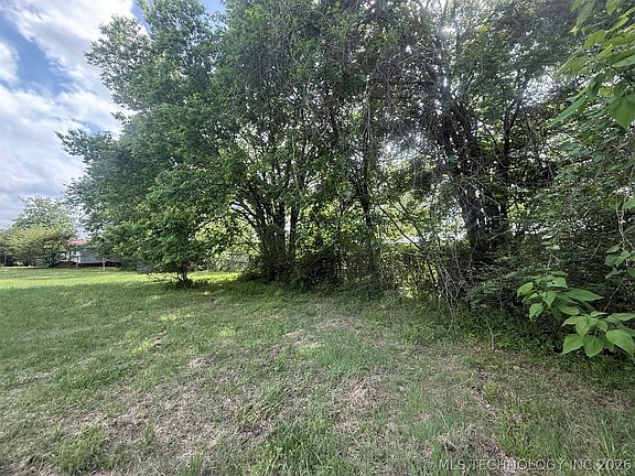 5th image of 602 Cemetery Rd