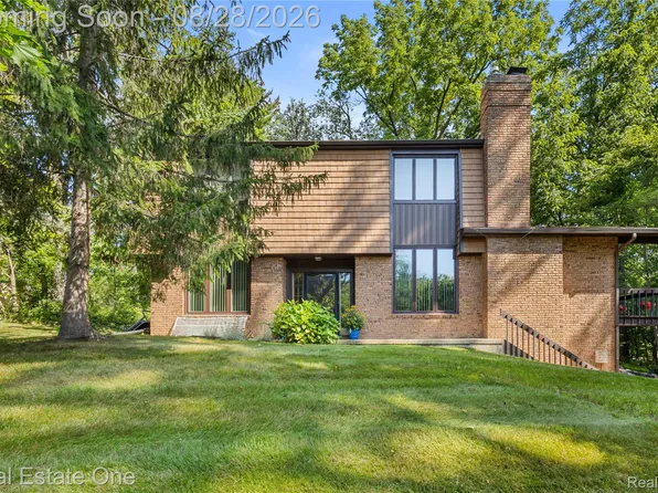101 Wimberly Dr, Rochester Hills, MI 48306
