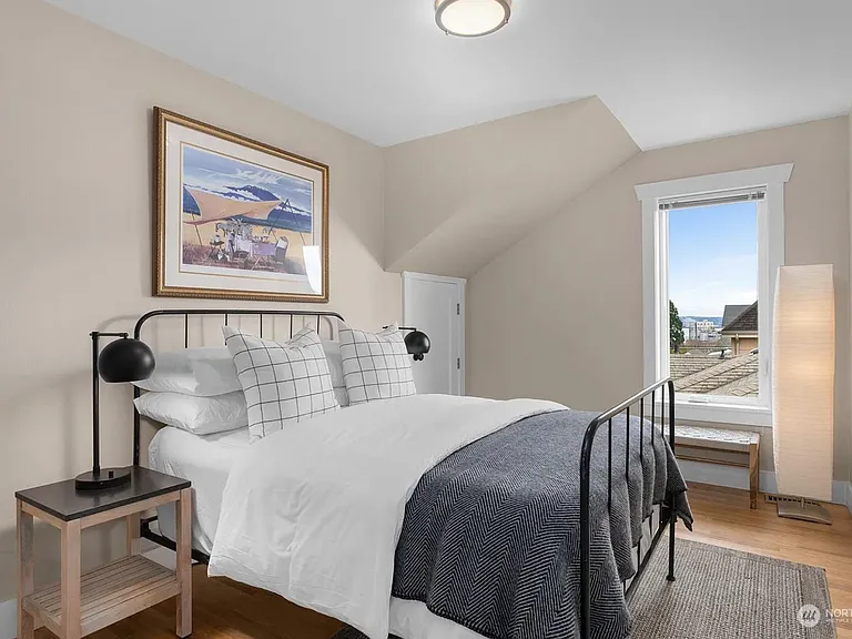 Optional queen bed configuration for small bedroom