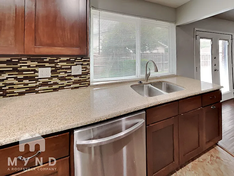 8814 Miami Dr — Photo 4