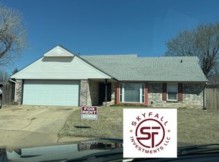 824 N Platt Cir, Moore, OK 73170