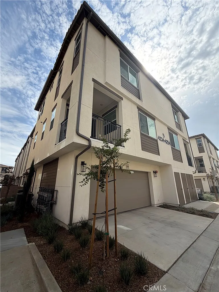 2 bed, 2.5 bath, 1371 sqft, $3,800 — Photo 1