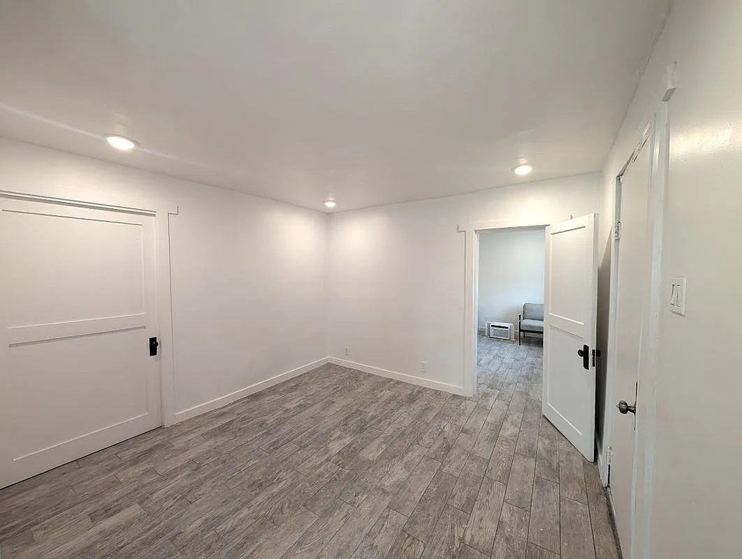 Building Photo - 2315 Montana Ave #3