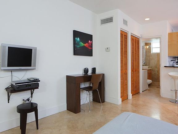5th image of 751 Collins Ave APT 207