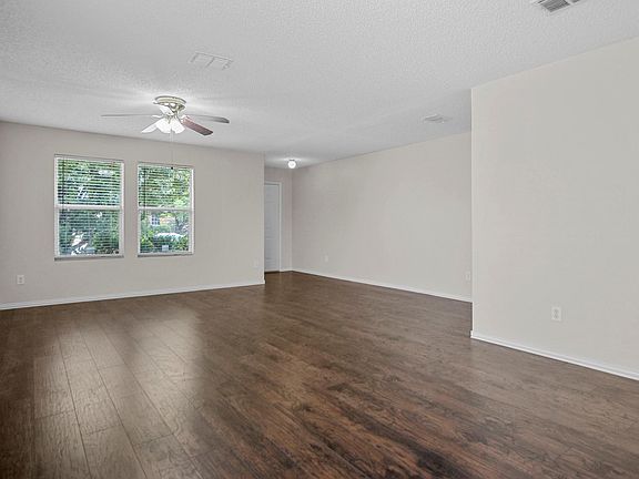 4th image of 2821 Cresthaven Dr