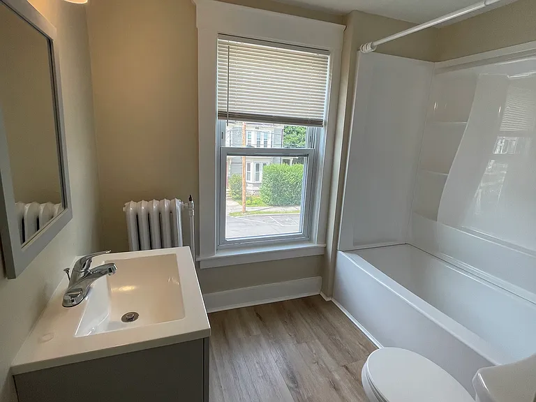 218 Washington St — Photo 3