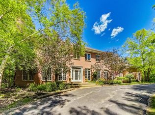 300 Belle Foret Dr, Lake Bluff, IL 60044