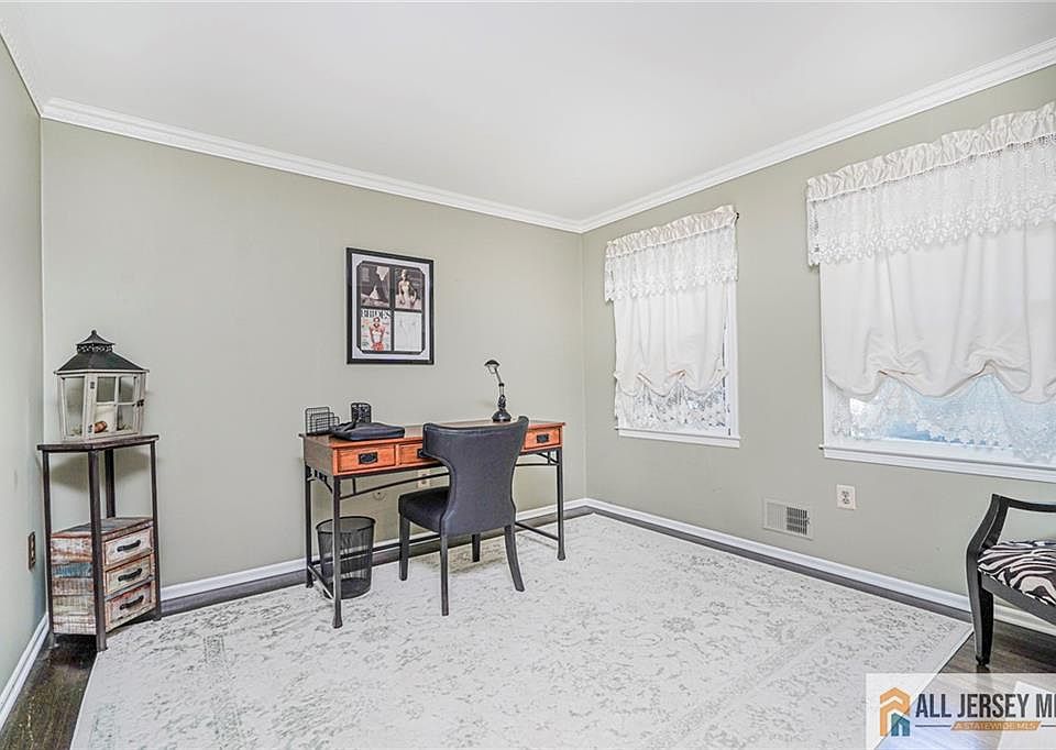 1st image of 15 Crommelin Ct