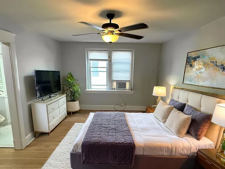100B Howe St #208 — Photo 1