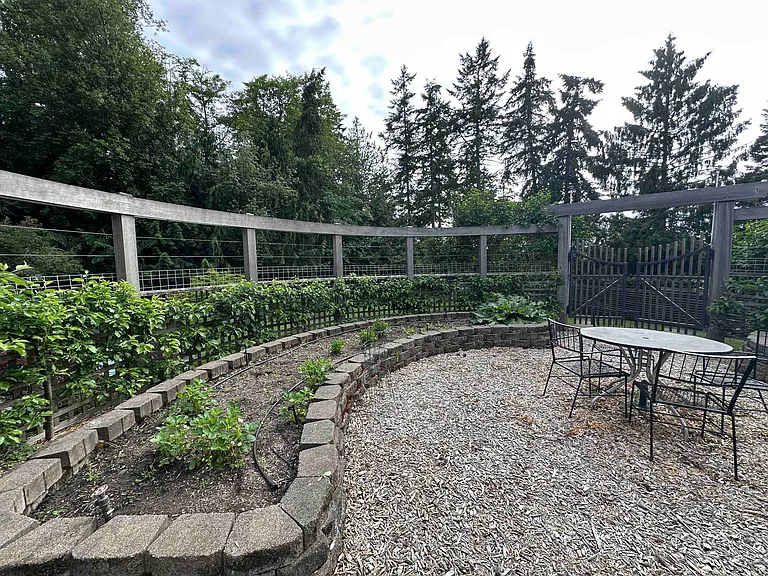 1843 NE Virginia Ct — Photo 4