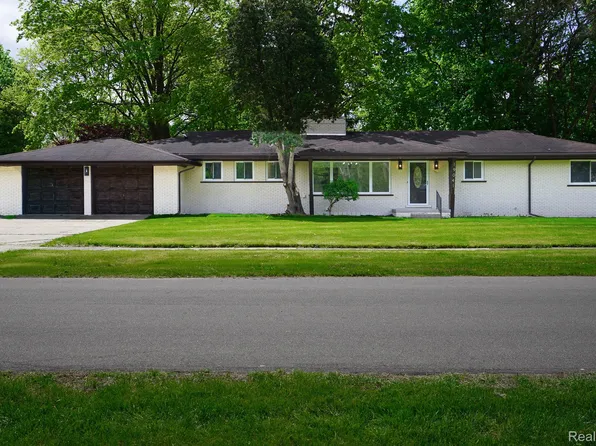 19041 Bungalow Dr, Lathrup Village, MI 48076