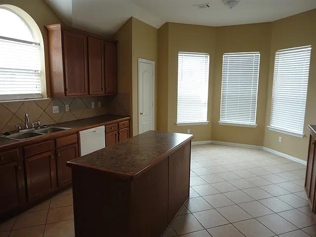 4 bed, 2.0 bath, 2269 sqft, $2,665 — Photo 3