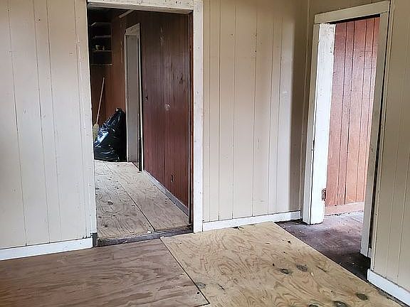 New floors, empty AS-IS home