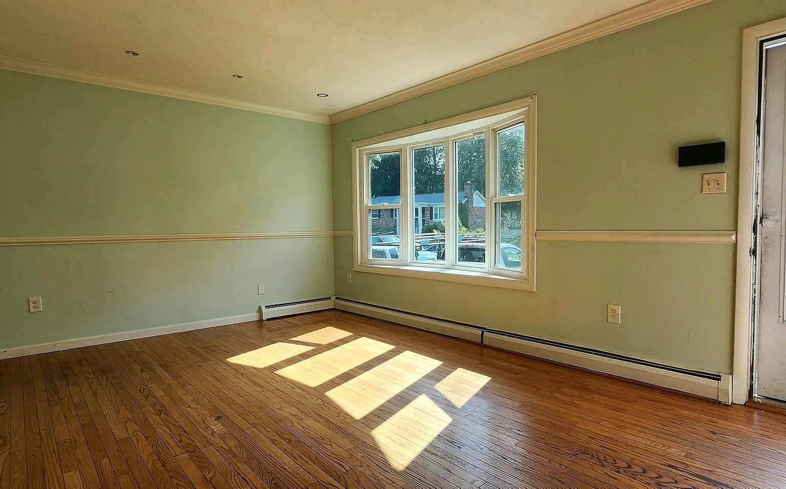 3 bed, 1.5 bath, 1066 sqft, $2,500 — Photo 3