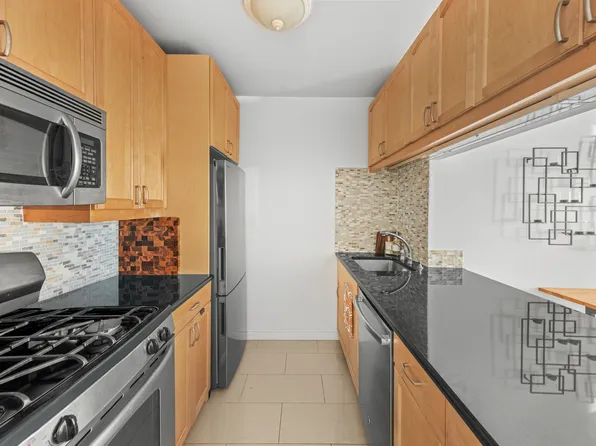 377 Rector Place image 7 of 9