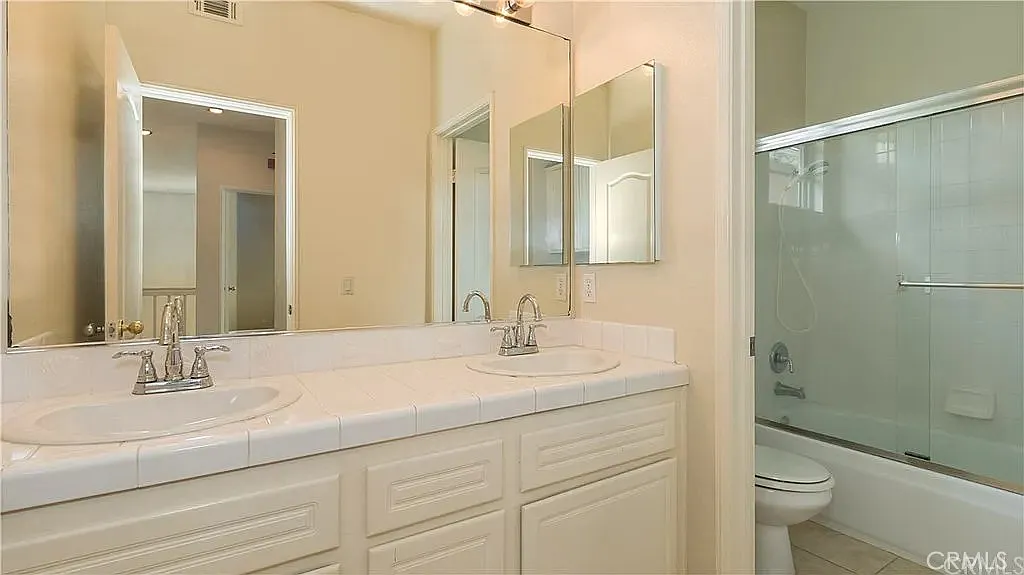 4 bed, 2.5 bath, 2273 sqft, $6,500 — Photo 3