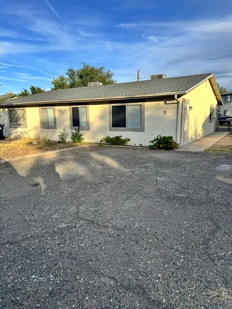 3215 N Corrine Dr — Photo 1