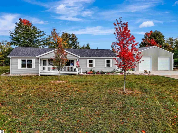 1141 E 32nd Rd, Cadillac, MI 49601