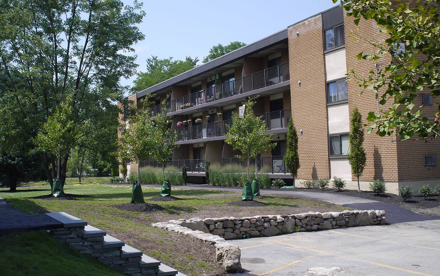 Country Club Apartments — Photo 1